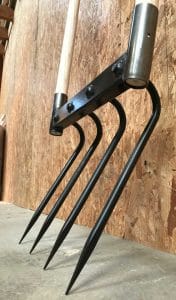 Outil idéal pour retourner la terre est la grelinette La PLaisible