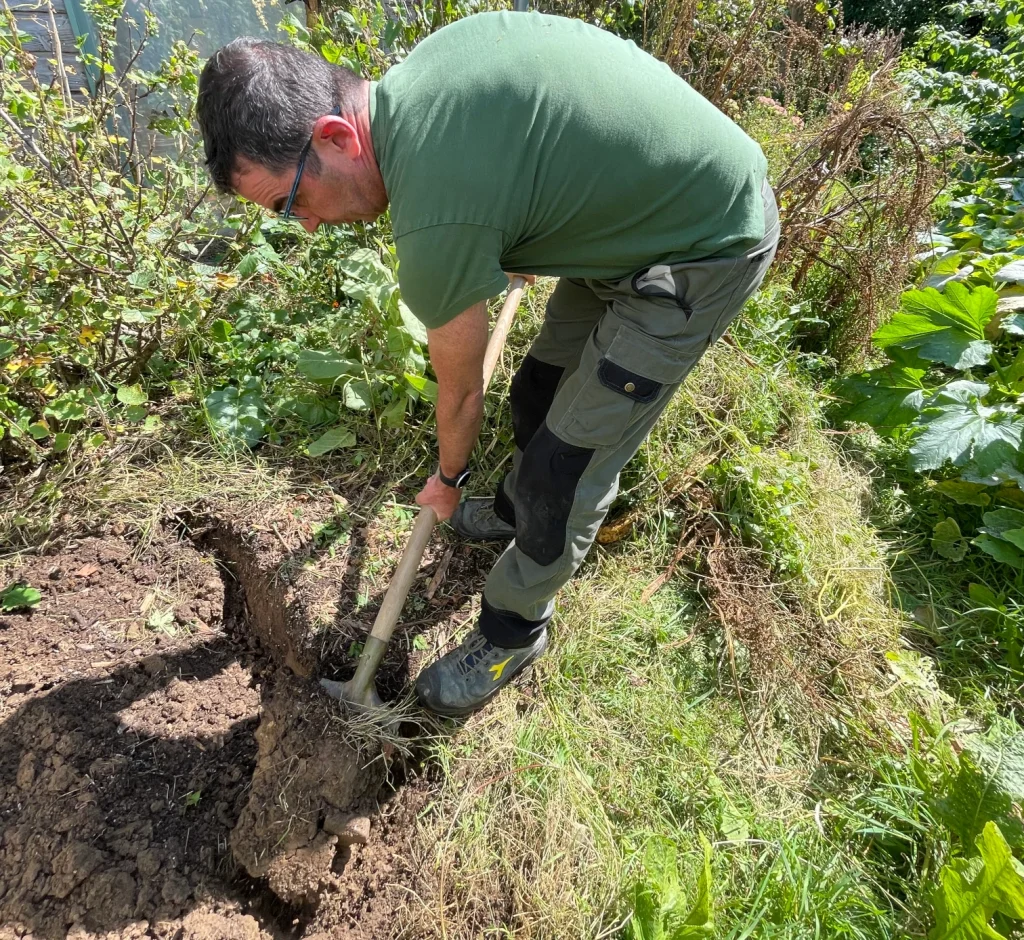 Qu'il est difficile d'utiliser une bêche pour travailler la terre de son jardin.
Heureusement, existe désormais la grelinette.