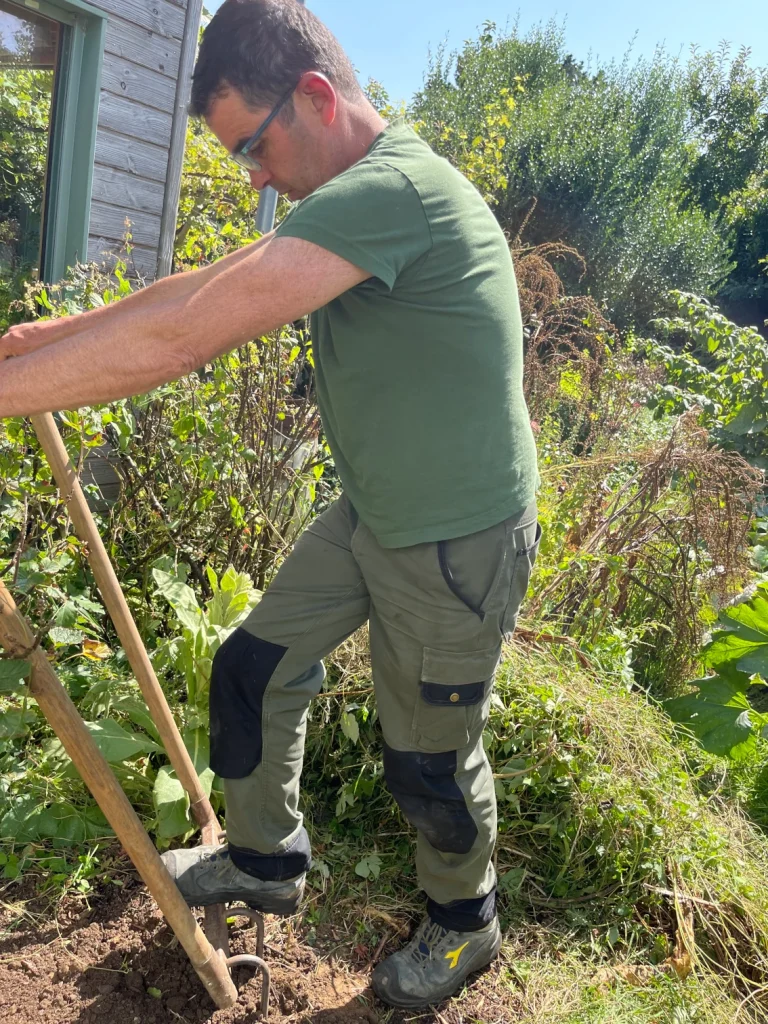 Comme il est facile d'utiliser la grelinette La PLaisible pour travailler la terre de son potager.